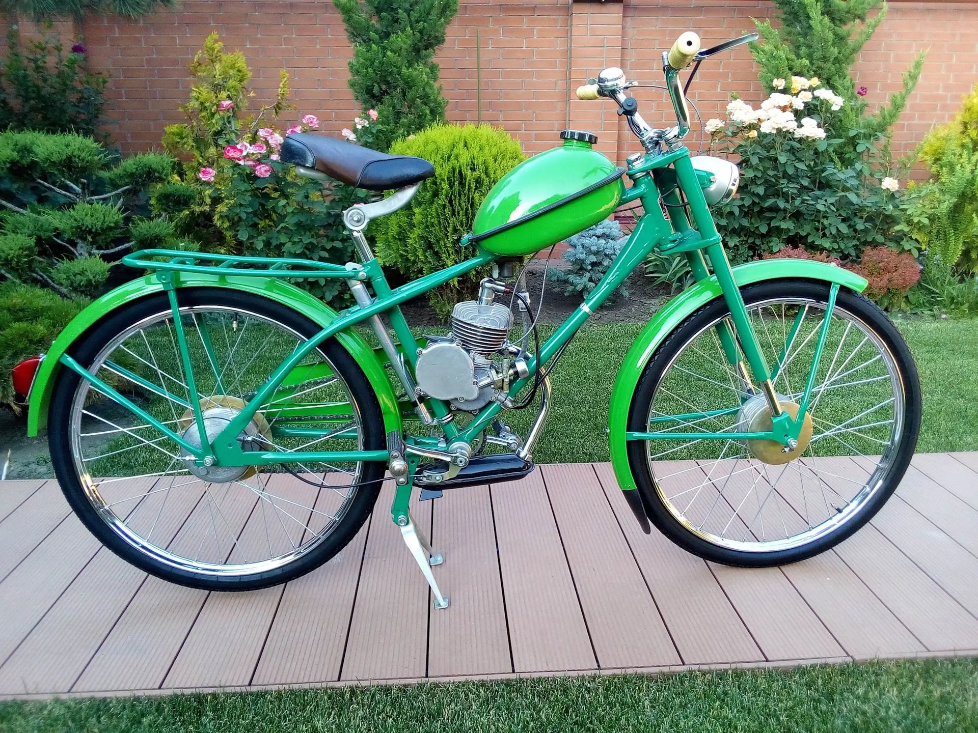 MOPED IN THE HANDS OF A CRAFTSMAN