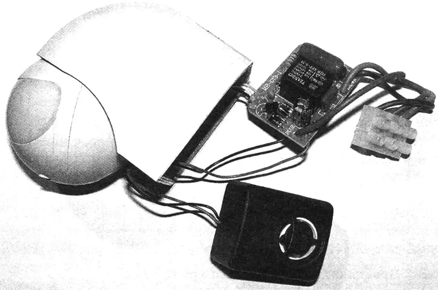Motion sensor DD-010 disassembled, with the control board removed and an additionally connected siren (sound level 100 dB) of type KPS-4510