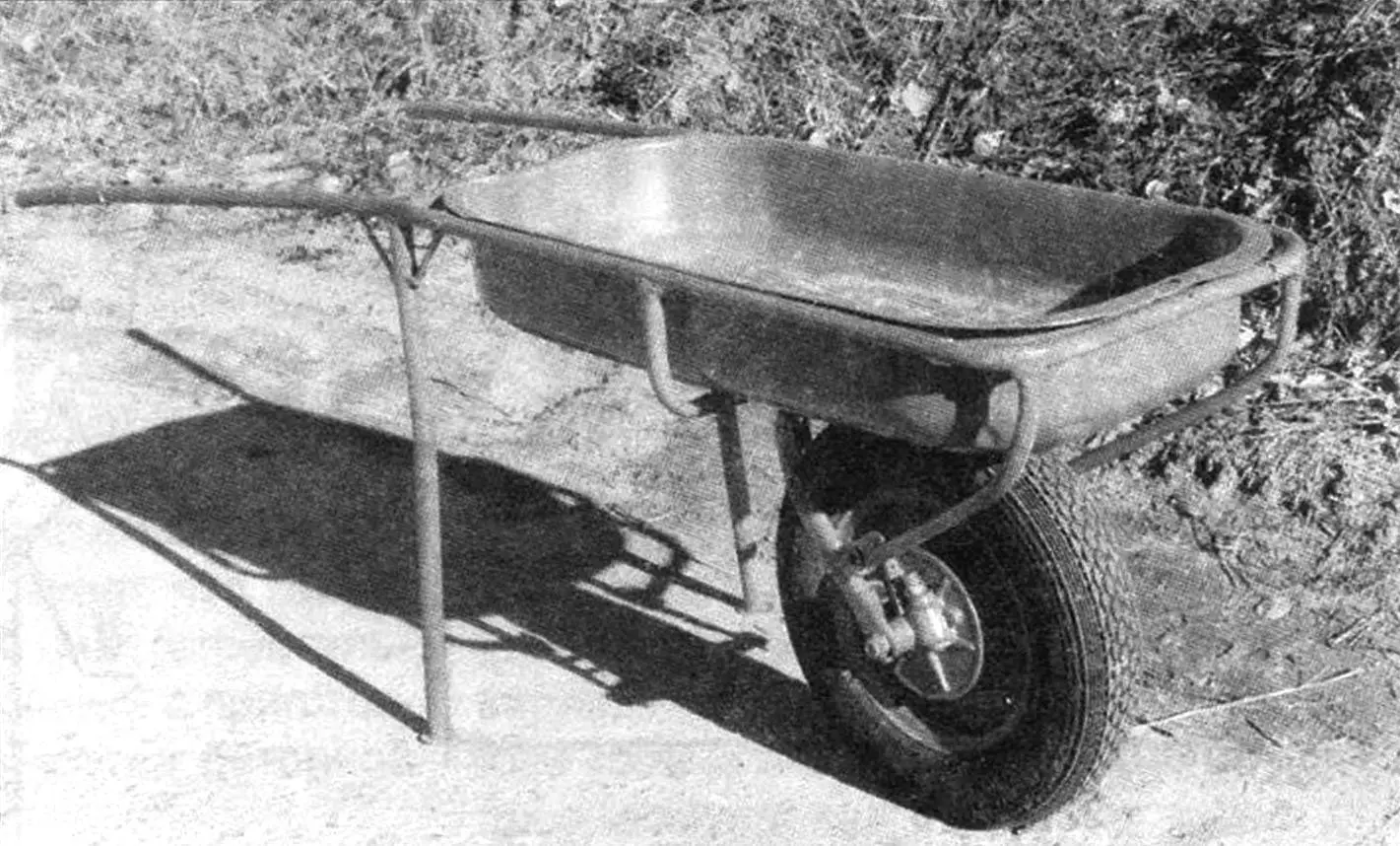 A WHEELBARROW WITH INCREASED LOAD CAPACITY AND MANEUVERABILITY