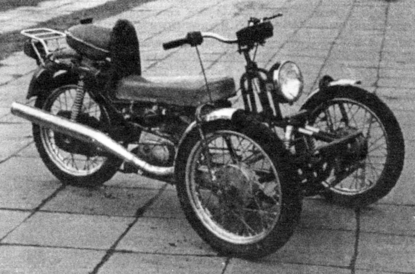THREE-WHEELER WITH TILT