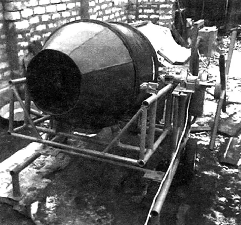 DIY concrete mixer with reverse drive: design