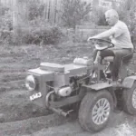 A TRACTOR WITH A HINGE