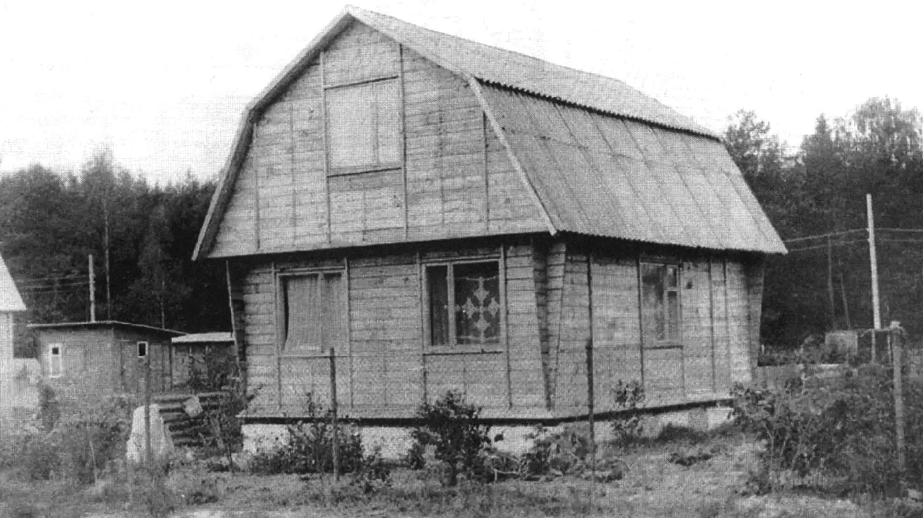 Wooden House with Mansard: Build on a 600 sq m Plot