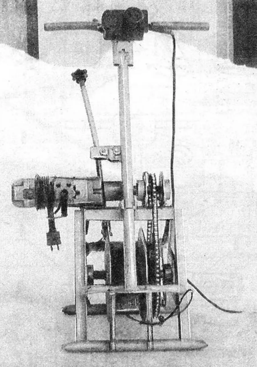 Self-propelled plow with an electric drill: winch