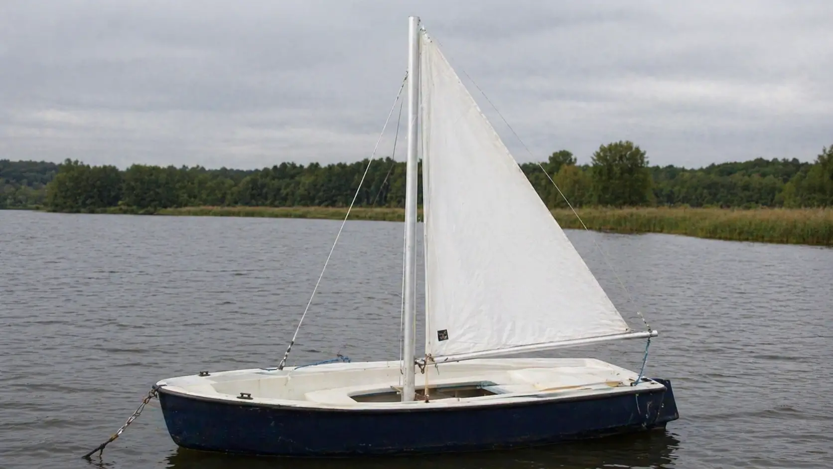 Sailboat mast: choice, design, and mainsail attachment guide