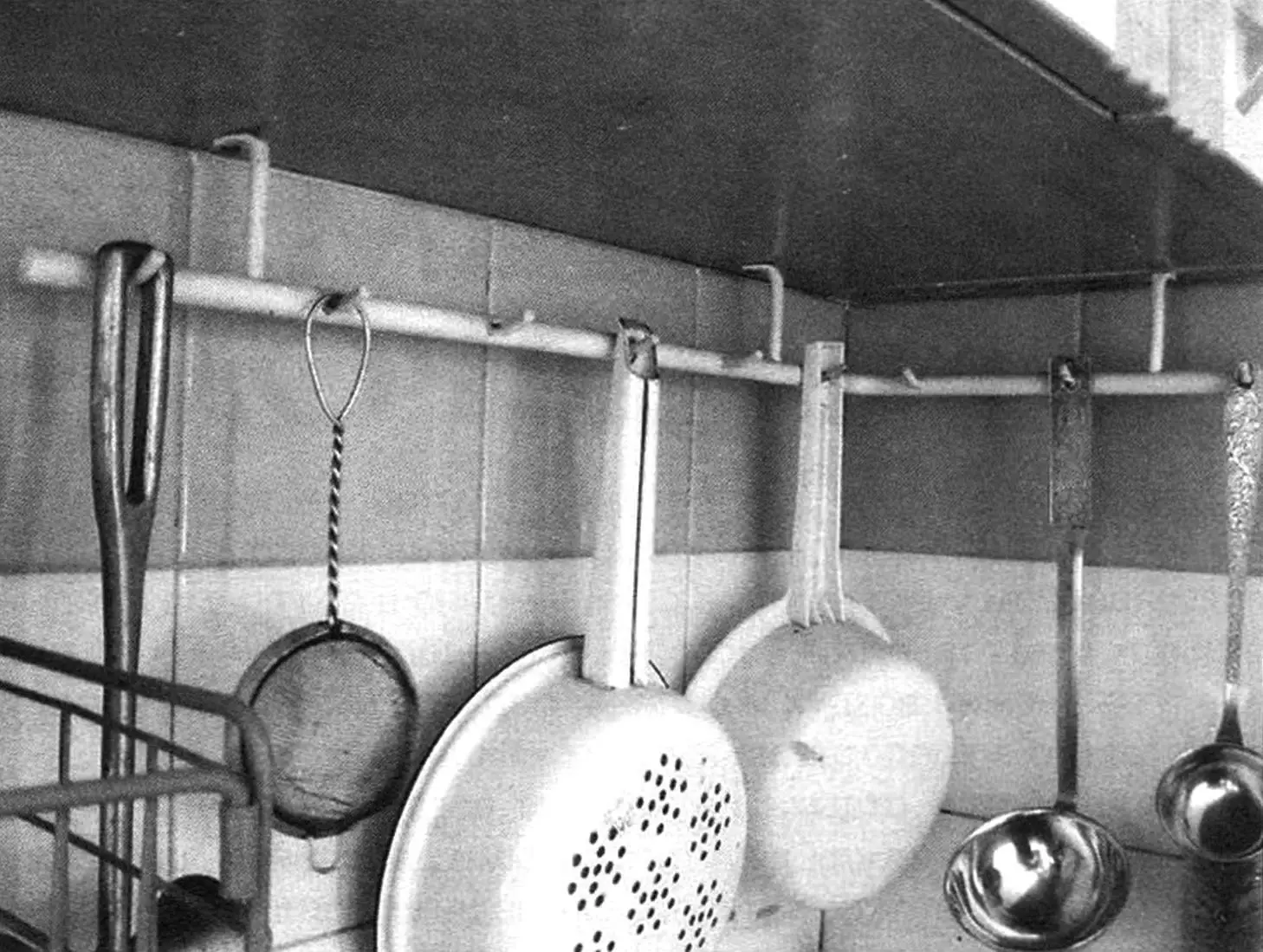 DIY kitchen hangers: corner and arc designs for small spaces