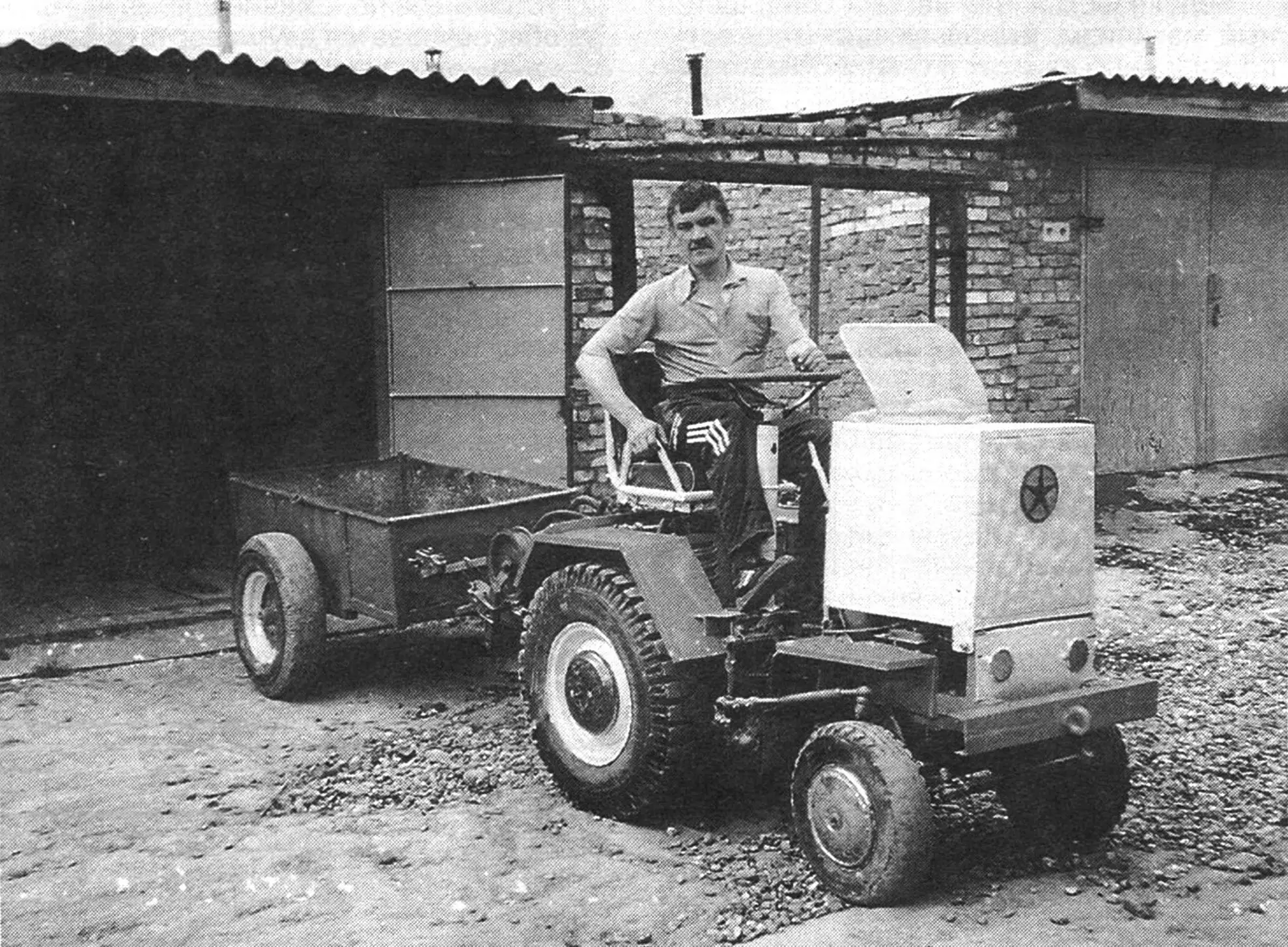 Krokha mini tractor: design, drivetrain and linkage