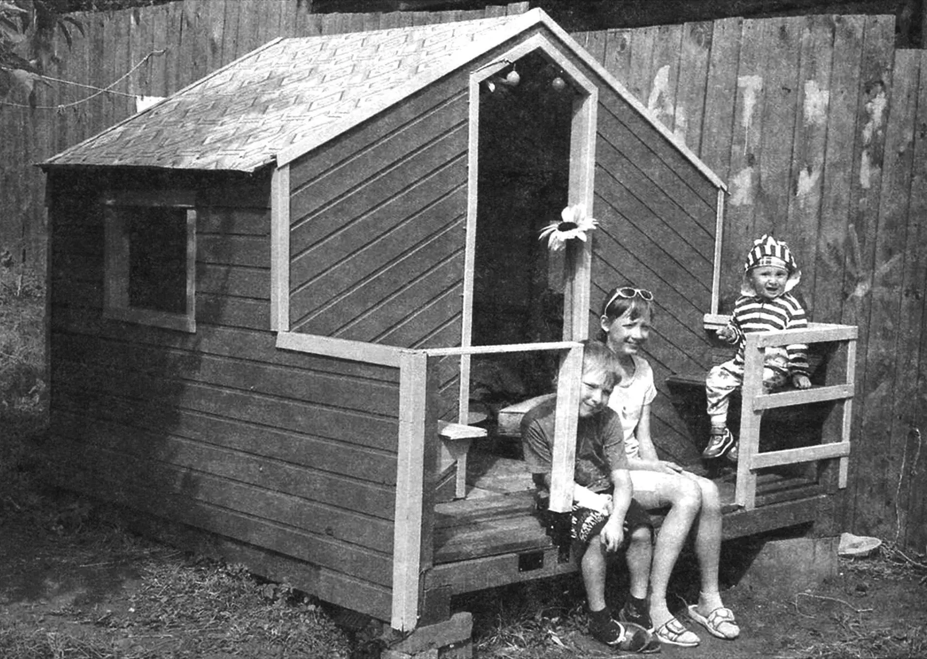 Kids’ garden playhouse 2×2 m: timber frame & euro lining
