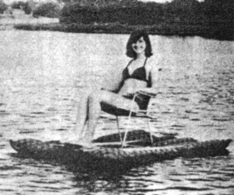 Light inflatable-mattress catamaran with pedal rowing drive